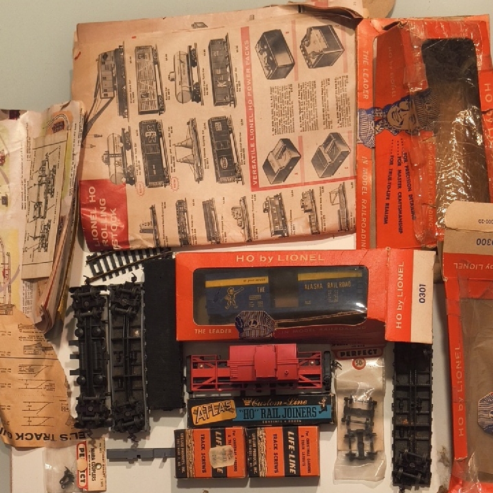 Miscellaneous Lionel HO Scale Train Set with Accessories & Vintage Catolog